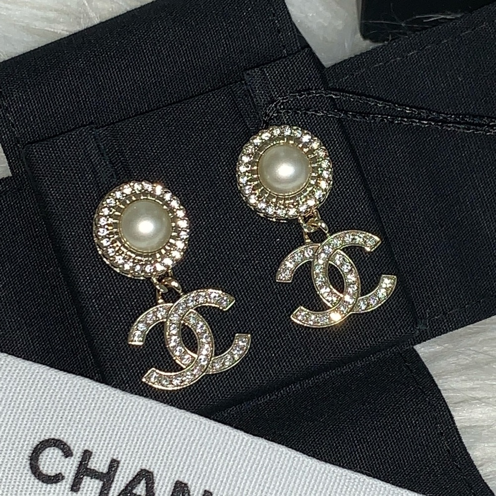 ❌❌SOLD❌❌21B CC dangling earrings with pearl and crystals